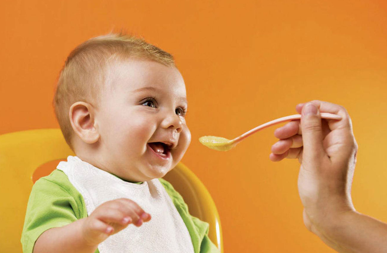 Trẻ cần ăn đúng dưỡng chất để hỗ trợ mọc răng