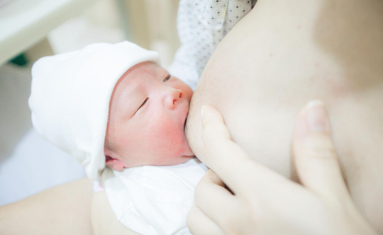 Trẻ sơ sinh bú nhiều có tốt không?