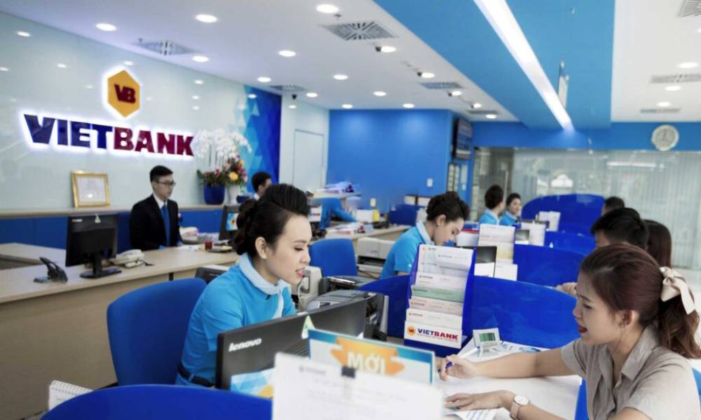 Phí mở thẻ ATM và hoạt động rút tiền ngân hàng Vietbank