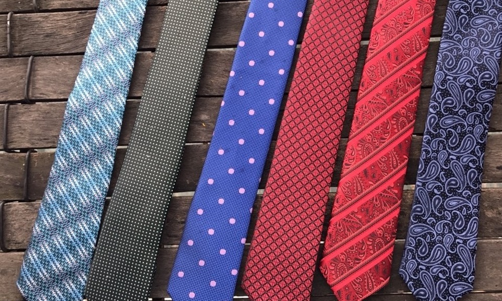 Tặng cà vạt bạn nên chọn những màu đơn giản