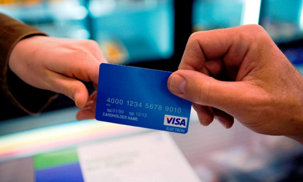 Thẻ ATM có nhiều chức năng như rút tiền, chuyển khoản,...