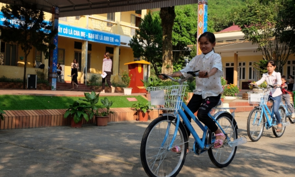 Hình ảnh các em học sinh vui mừng khi có xe đạp mới