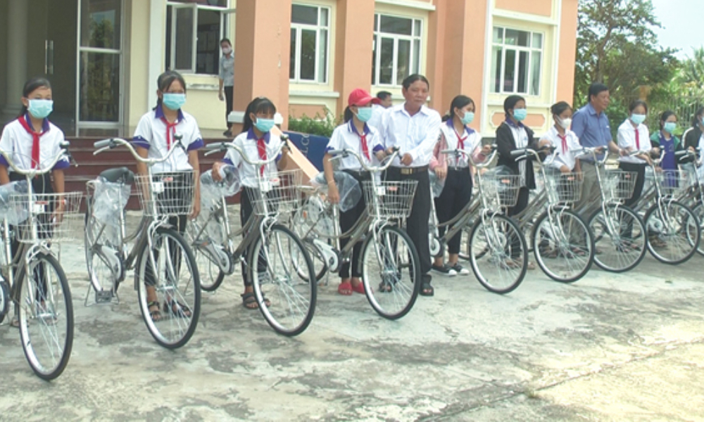 Lễ trao tặng xe đạp cho các em học sinh nghèo khó huyện Cờ Đỏ