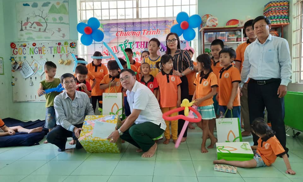 Tập thể VuiUp trao quà cho các trẻ em khuyết tật vào dịp tết 2023