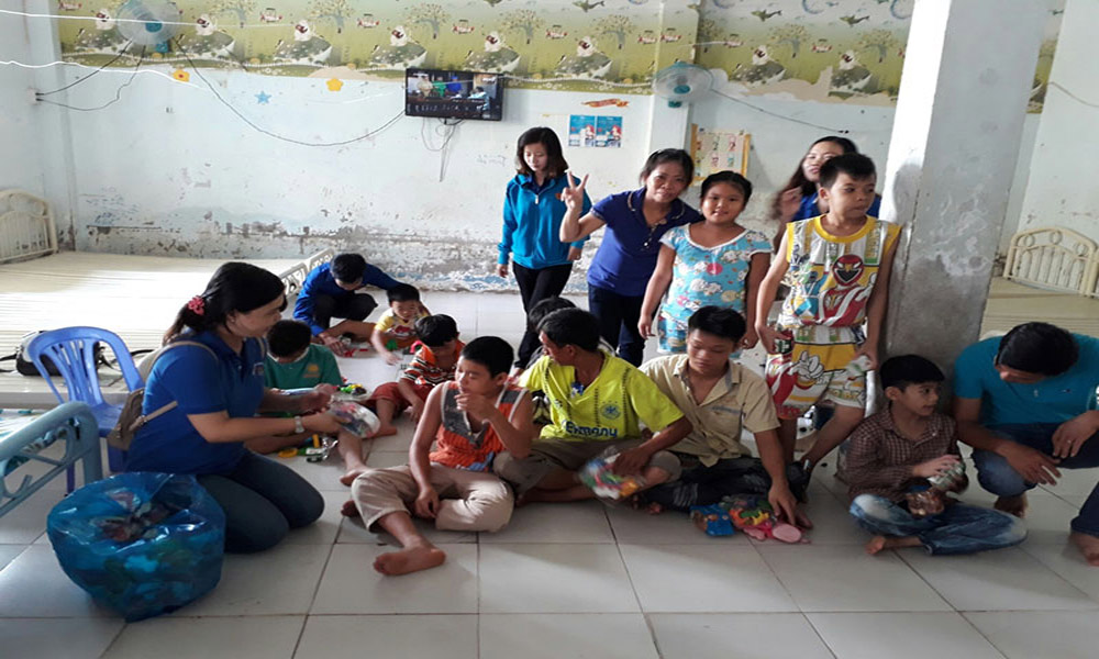 VuiUp đến thăm và trao quà cho các trẻ mồ côi và nhiễm chất độc Dioxin
