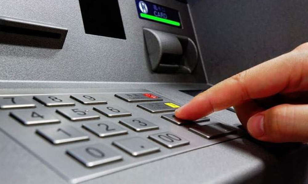 Bạn có thể thực hiện chuyển ngược tiền vào thẻ qua cây ATM