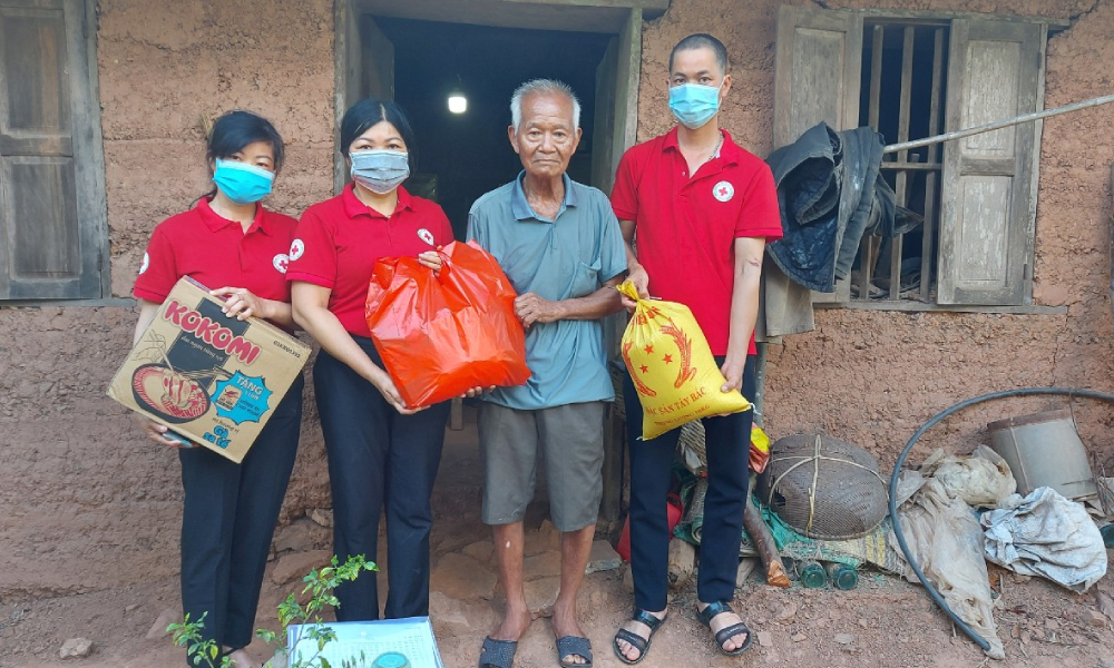 VuiUp.com trao tặng 300 phần quà cho các bà con khó khăn Đắk Drông