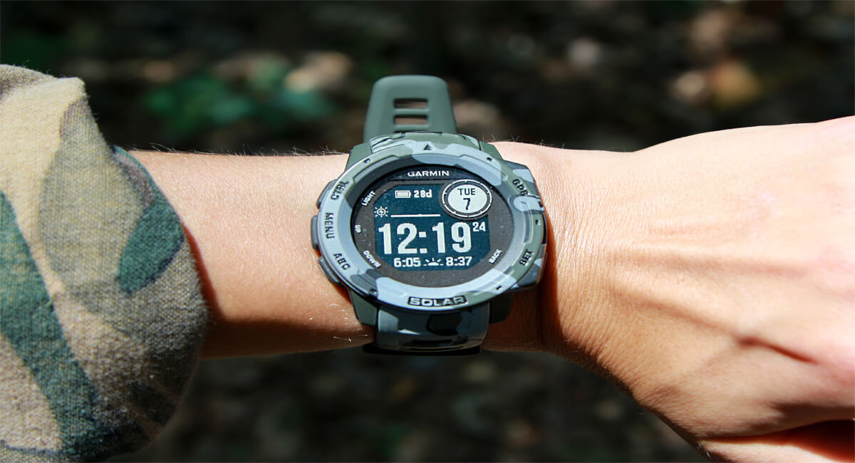 Garmin Instinct Solar là chiếc đồng hồ rất bền bỉ với tiêu chuẩn quân đội